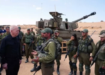 El ministro de Defensa, Yoav Gallant, habla con las fuerzas de artillería en la frontera de Gaza, frente a Rafah, el 7 de mayo de 2024. (Ariel Hermoni/Ministerio de Defensa)