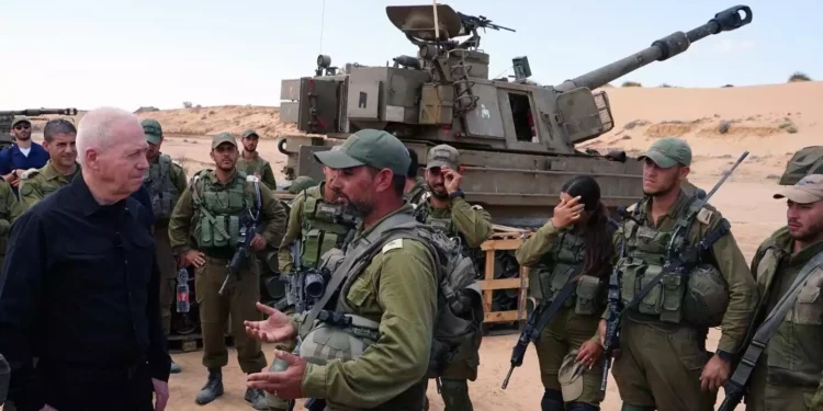 El ministro de Defensa, Yoav Gallant, habla con las fuerzas de artillería en la frontera de Gaza, frente a Rafah, el 7 de mayo de 2024. (Ariel Hermoni/Ministerio de Defensa)