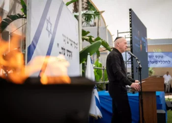 El ministro de Defensa, Yoav Gallant, habla en una ceremonia del Día de los Caídos, el 9 de mayo de 2024. (Shachar Yurman/Ministerio de Defensa)