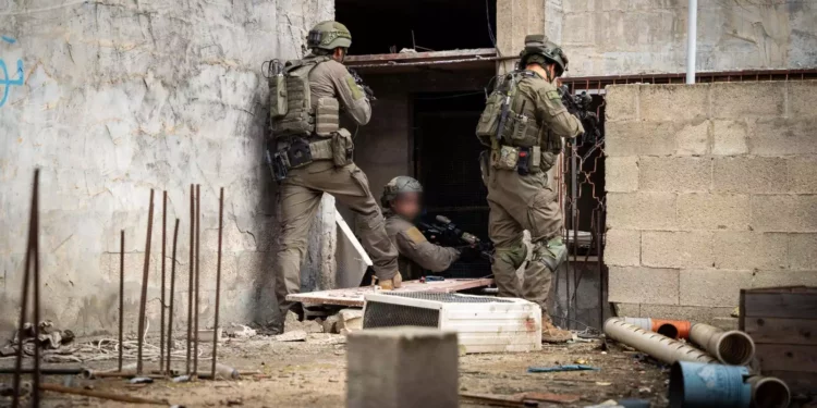Las tropas de las FDI operan en la ciudad de Tulkarem, en una imagen publicada el 7 de mayo de 2024. (Fuerzas de Defensa de Israel)