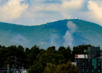 El humo se eleva después de que cohetes disparados desde el Líbano alcanzaran un área abierta en el monte Meron, en el norte de Israel, el 15 de mayo de 2024. (David Cohen/Flash90)