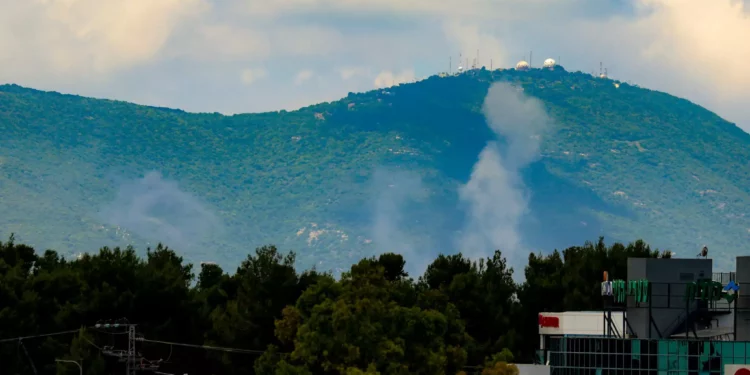 El humo se eleva después de que cohetes disparados desde el Líbano alcanzaran un área abierta en el monte Meron, en el norte de Israel, el 15 de mayo de 2024. (David Cohen/Flash90)