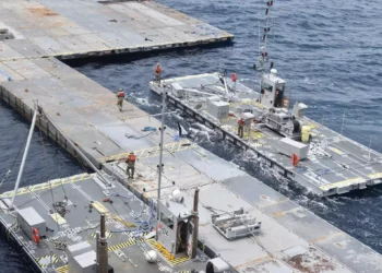 Soldados estadounidenses montan la Instalación de Distribución Roll-On, Roll-Off (RRDF), o muelle flotante, frente a la costa de Gaza en el mar Mediterráneo el 26 de abril de 2024. (Ejército de EE. UU. vía AP)