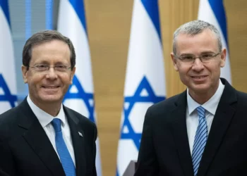 Isaac Herzog (izquierda) y Yariv Levin en la Knéset de Jerusalén, el 2 de junio de 2021. (Yonatan Sindel/Flash90)