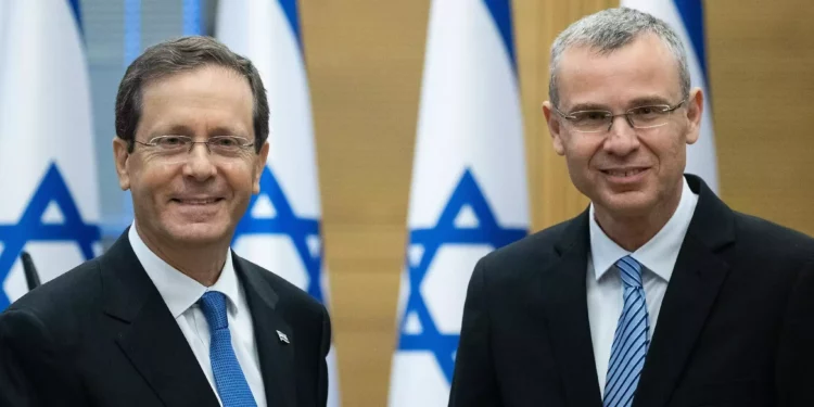 Isaac Herzog (izquierda) y Yariv Levin en la Knéset de Jerusalén, el 2 de junio de 2021. (Yonatan Sindel/Flash90)