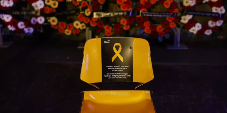 Una silla amarilla vacía, reservada para los rehenes secuestrados durante el ataque mortal del 7 de octubre por el grupo terrorista palestino Hamás desde Gaza, es fotografiada durante una ceremonia de colocación de ofrendas florales para conmemorar el Día de Conmemoración del Holocausto en el Salón del Recuerdo de Yad Vashem, el Centro Mundial de Conmemoración del Holocausto, en Jerusalén, el 6 de mayo de 2024. (Amir Cohen/Pool Photo vía AP)