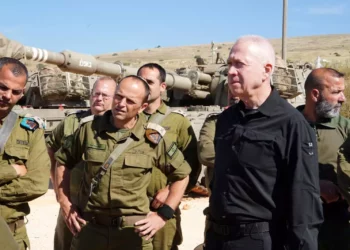 El ministro de Defensa, Yoav Gallant, habla con las tropas en el norte de Israel, el 8 de mayo de 2024. (Ariel Hermoni/Ministerio de Defensa)