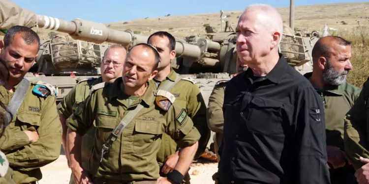 El ministro de Defensa, Yoav Gallant, habla con las tropas en el norte de Israel, el 8 de mayo de 2024. (Ariel Hermoni/Ministerio de Defensa)