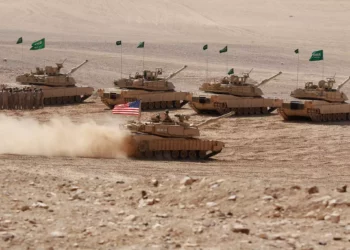 Archivos - Tanques estadounidenses y saudíes participan en la maniobra militar multinacional “León Ansioso”, en la gobernación de Al-Zarqa, a unos 85 kilómetros (52 millas) al noreste de la capital jordana, Amán, el 14 de septiembre de 2022. (Khalil Mazraawi/AFP)