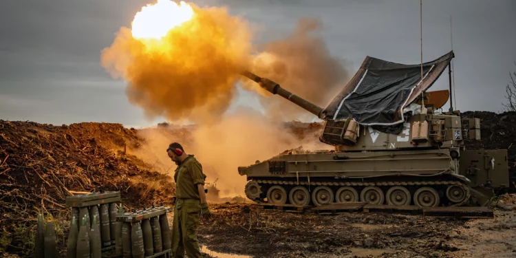 Unidad de artillería israelí disparando proyectiles cerca de la frontera israelí con el Líbano, en el norte de Israel, el 15 de enero de 2024. (Yonatan Sindel/Flash90)