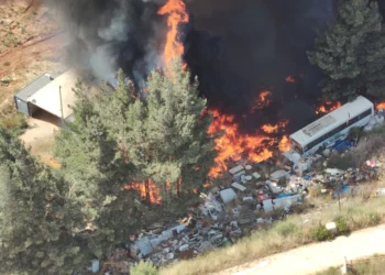 Misiles antitanque del Líbano provocan incendios en dos casas