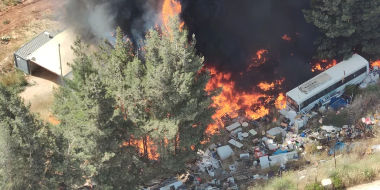 Misiles antitanque del Líbano provocan incendios en dos casas