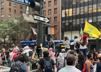 Bandera de Hezbolá en el corazón de Manhattan