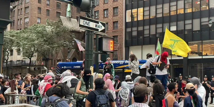 Bandera de Hezbolá en el corazón de Manhattan
