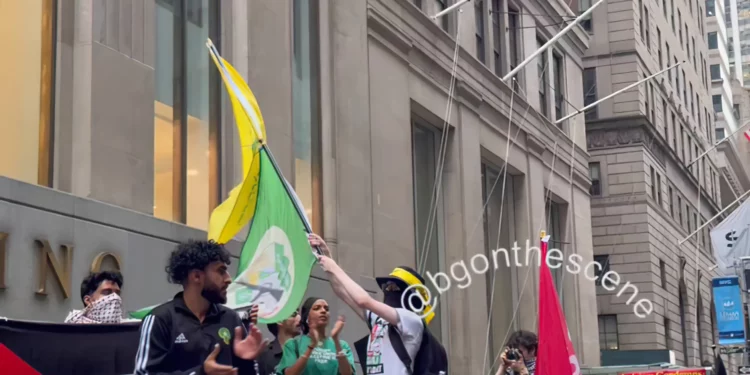 Protesta frente a exhibición sobre masacre de Nova exige intifada