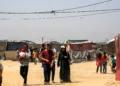 Paquetes de ayuda humanitaria se lanzan sobre la Franja de Gaza, cerca de Rafah, el 25 de junio de 2024. (Eyad Baba/AFP)