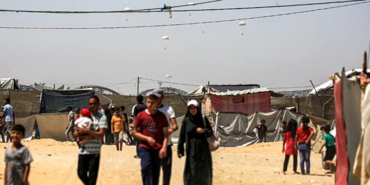 Paquetes de ayuda humanitaria se lanzan sobre la Franja de Gaza, cerca de Rafah, el 25 de junio de 2024. (Eyad Baba/AFP)