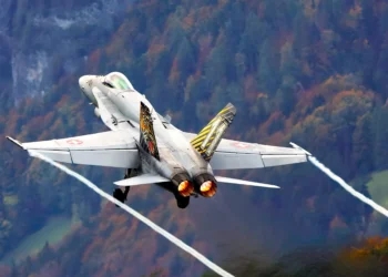 Suiza transforma autopista en pista para cazas F/A-18