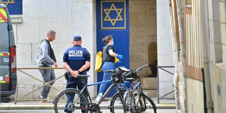 Dos adolescentes violan a niña judía de 12 años en Francia por motivos antisemitas