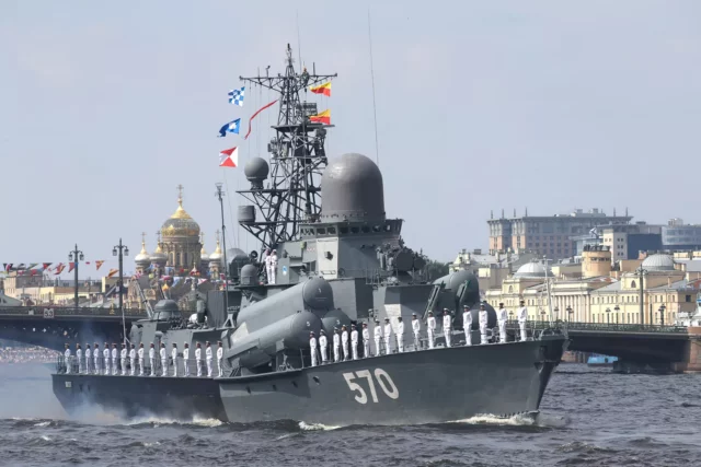 Buques rusos huyen de Crimea tras ataques ucranianos