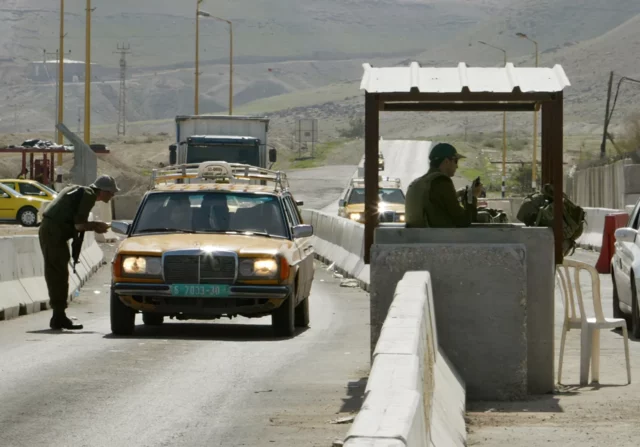 Soldado y pareja contrabandearon infiltrados ilegales palestinos