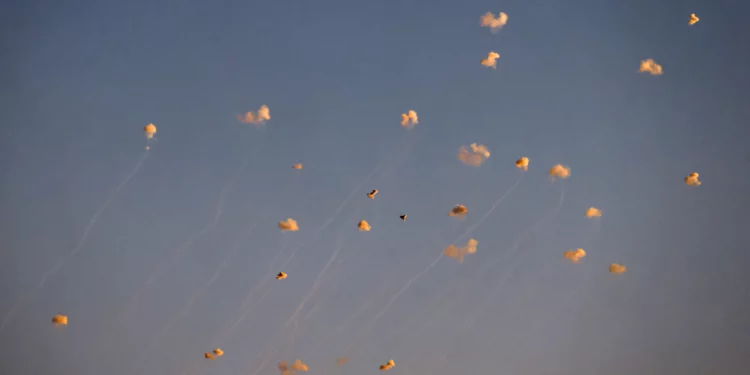 Hezbolá ataca a Israel con decenas de cohetes