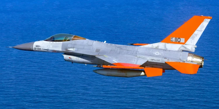 Por qué la USAF convierte los F-16 en drones y luego los destruye