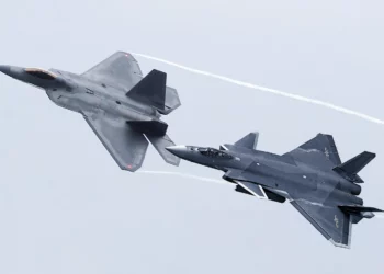 Así es como el F-22 Raptor pulverizaría a un J-20 en el aire