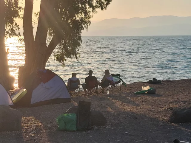 Familias desafían ataques con cohetes en la orilla del mar de Galilea