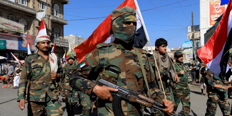 Las fuerzas leales a los hutíes en Yemen participan en un desfile militar con motivo del 34º Día Nacional para conmemorar la unidad yemení, en Saná, el 22 de mayo de 2024. (MOHAMMED HUWAIS / AFP)