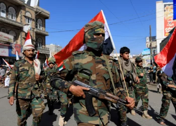 Las fuerzas leales a los hutíes en Yemen participan en un desfile militar con motivo del 34º Día Nacional para conmemorar la unidad yemení, en Saná, el 22 de mayo de 2024. (MOHAMMED HUWAIS / AFP)