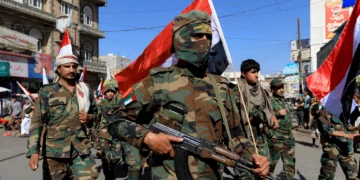 Las fuerzas leales a los hutíes en Yemen participan en un desfile militar con motivo del 34º Día Nacional para conmemorar la unidad yemení, en Saná, el 22 de mayo de 2024. (MOHAMMED HUWAIS / AFP)