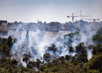 Los bomberos israelíes intentan extinguir un incendio que se produjo cerca del Museo de Israel en Jerusalén, el 2 de junio de 2024. (Yonatan Sindel/Flash90)