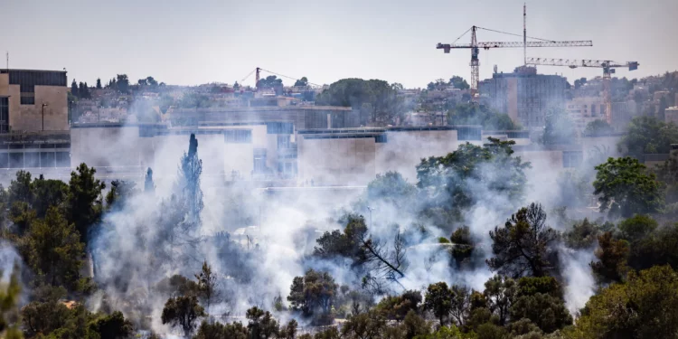 Los bomberos israelíes intentan extinguir un incendio que se produjo cerca del Museo de Israel en Jerusalén, el 2 de junio de 2024. (Yonatan Sindel/Flash90)