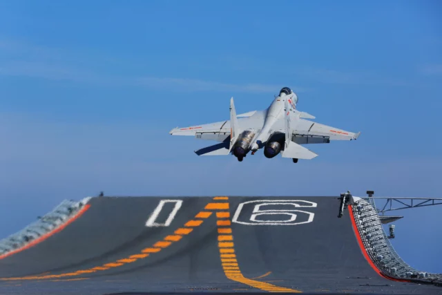 China aumenta producción de aviones J-15 a 40 por año