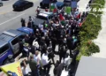 Manifestantes antiisraelíes rodean una sinagoga en Los Angeles