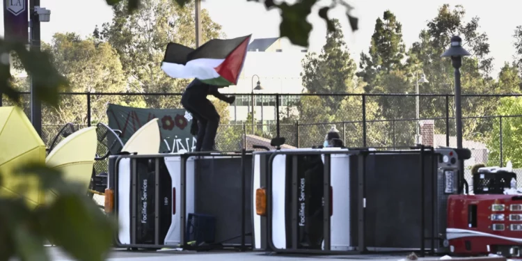 Protesta anti-Israel en Universidad de California causa daños significativos