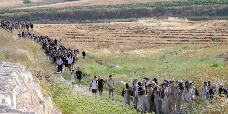 Marcha de miles de adolescentes israelíes pide fin a la polarización