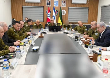 El primer ministro, Benjamin Netanyahu, asiste a una evaluación de la situación con sus principales asesores y comandantes militares en la sede del Comando Sur, el 30 de junio de 2024. (Maayan Toaf/GPO)