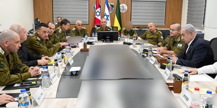 El primer ministro, Benjamin Netanyahu, asiste a una evaluación de la situación con sus principales asesores y comandantes militares en la sede del Comando Sur, el 30 de junio de 2024. (Maayan Toaf/GPO)