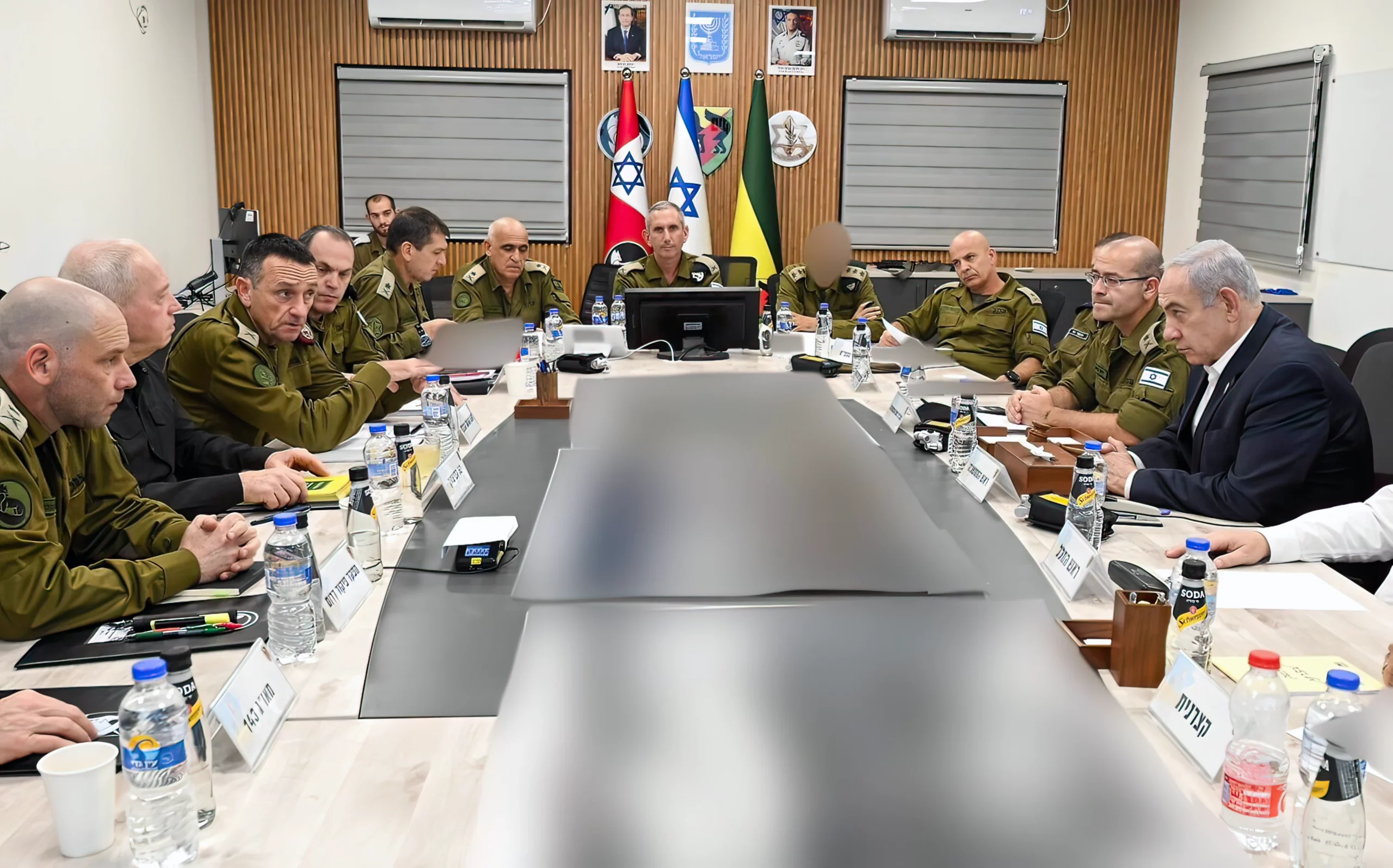 El primer ministro, Benjamin Netanyahu, asiste a una evaluación de la situación con sus principales asesores y comandantes militares en la sede del Comando Sur, el 30 de junio de 2024. (Maayan Toaf/GPO)