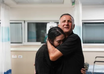 Noa Argamani es abrazada por su padre, Yaakov, en el Centro Médico Sheba después de ser rescatada del cautiverio de Hamas, el 8 de junio de 2024. (Unidad del Portavoz de las FDI)