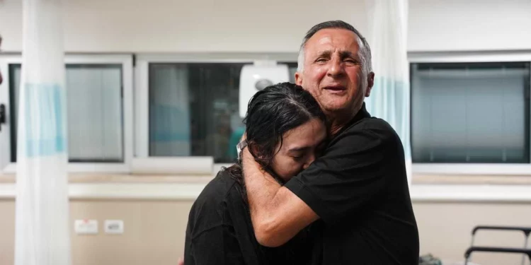Noa Argamani es abrazada por su padre, Yaakov, en el Centro Médico Sheba después de ser rescatada del cautiverio de Hamas, el 8 de junio de 2024. (Unidad del Portavoz de las FDI)
