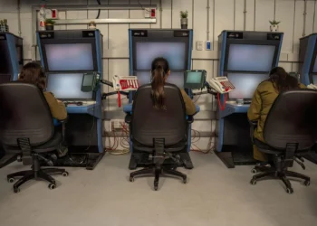 Se ve a soldados monitoreando cámaras de vigilancia en un centro de comando en el campamento de Re'im de las FDI en el sur de Israel, 5 de noviembre de 2023 (Fuerzas de Defensa de Israel)