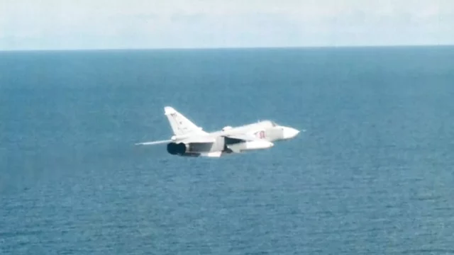 JAS 39 sueco intercepta Su-24 ruso que violó su espacio aéreo