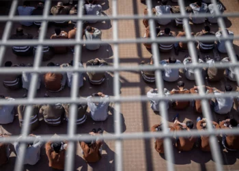 Terroristas de Hamas que fueron capturados durante la masacre del 7 de octubre y durante la operación de las FDI en la Franja de Gaza, vistos en un patio de una prisión en el sur de Israel, el 14 de febrero de 2024. (Chaim Goldberg/Flash90)