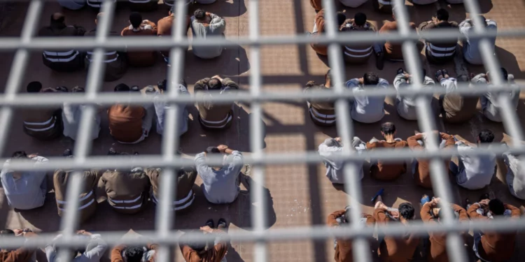 Terroristas de Hamas que fueron capturados durante la masacre del 7 de octubre y durante la operación de las FDI en la Franja de Gaza, vistos en un patio de una prisión en el sur de Israel, el 14 de febrero de 2024. (Chaim Goldberg/Flash90)