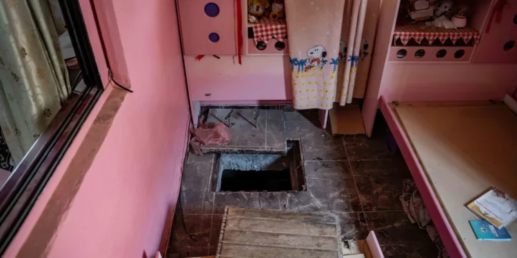 Entrada a un túnel de Hamás en habitación de un niño en Gaza