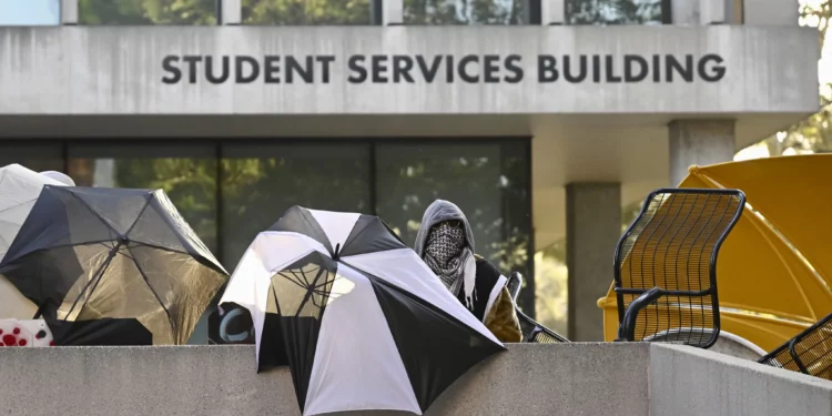 Manifestantes anti-Israel ocupan Universidad de California