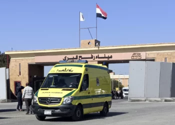 Una ambulancia que transporta los cuerpos de los trabajadores extranjeros de ayuda humanitaria muertos en un reciente ataque aéreo israelí en Gaza cruza el cruce fronterizo de Rafah entre Egipto y la Franja de Gaza, el miércoles 3 de abril de 2024. (Ahmed Abudraa/AP)